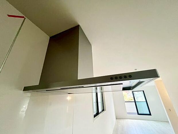 《レンジフード》 ■調理中の油煙やニオイを効率よく吸引するレンジフード。稼働音も静かです。