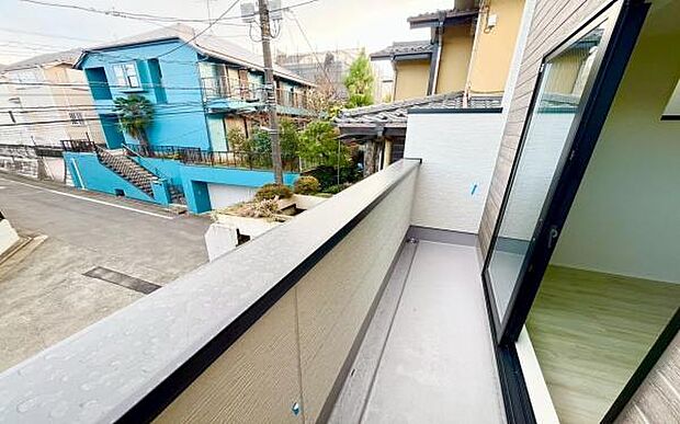《ワイドバルコニー》 ■陽当りも良く、洗濯物も良く乾きそうです。目の前には気持ちの良い青空が広がります。前面に高い建物がないので開放的で開けた眺望が望めます。