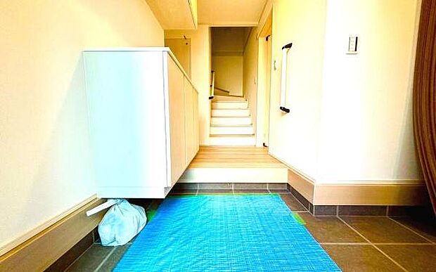 《玄関》■シューズインクローゼットのある広々とした玄関。家族全員の靴をスッキリ収納出来ます。