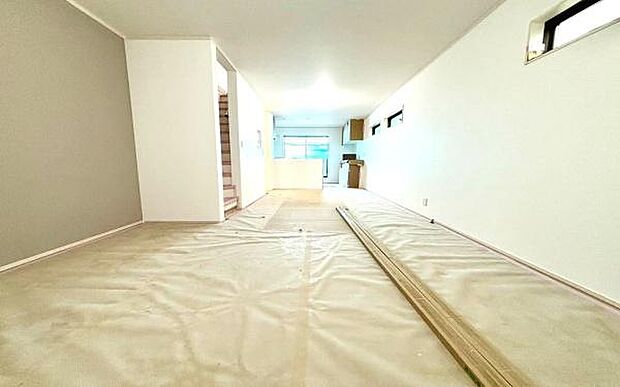 《リビングダイニング》　■大画面ＴＶも余裕、インテリアプランが考えやすいワイドなリビング。