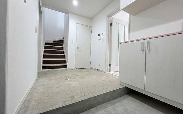 《玄関》 ■シューズボックス付きで玄関もスッキリ。