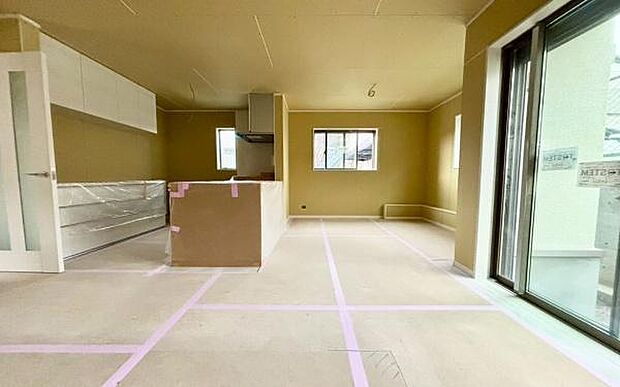 《リビングダイニング》 ■豊かな光が照らすこの場所は、たわいもない会話を楽しみ、ゆったりとした時間を過ごす場所。家族の日常が刻まれる大切な空間です。自然光に溢れるこの空間はリフレッシュにピッタリです。