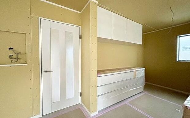 《カップボード》 ■背面に設置されたカップボード。食器はもちろん、炊飯器、ホットプレートなども収納できます。