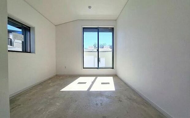 《子供部屋》 ■お子様の成長を優しく見守る、明るい子供部屋。遊んだり、学んだり、時には一人の時間を過ごしたりと健やかな毎日を育む大切な場所。未来への第一歩を育む、かけがえのない空間です。