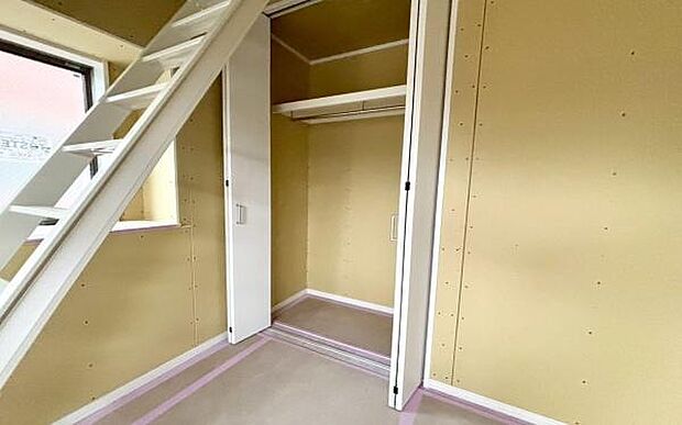 《収納》 ■洋服を機能的に収納できるハンガーパイプのほか、帽子やバッグを置ける枕棚も設置。ゆとりあふれる収納空間です。