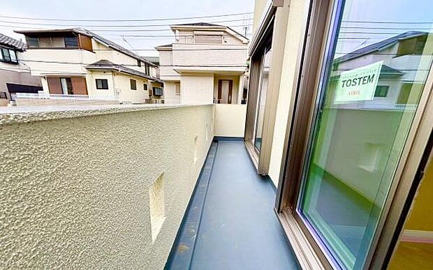 《バルコニー》 ■さわやかな風が通り暖かい光がふりそそぐバルコニー