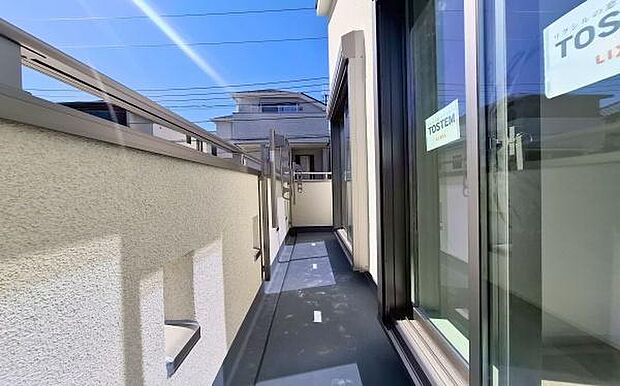 《バルコニー》 ■さわやかな風が通り暖かい光がふりそそぐバルコニー