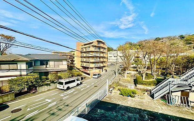 《眺望》　■目の前には気持ちの良い青空が広がります。開放的で開けた空間が望めます。