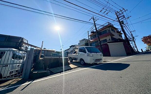 《前面道路》 ■前面道路が広く、開放的です。日当たりも良好です。