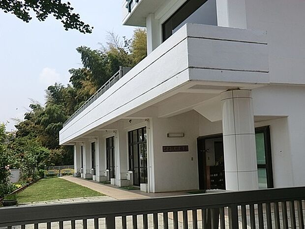 千住院幼稚園まで881m、仏教保育を中心としています。園舎は高台にあり、自然と緑に恵まれ、太陽の光がたっぷりの運動場でのびのびと園生活を送れます。