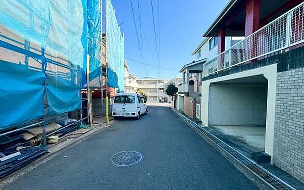 《前面道路》　■前面道路が広く、開放的です。日当たりも良好です。