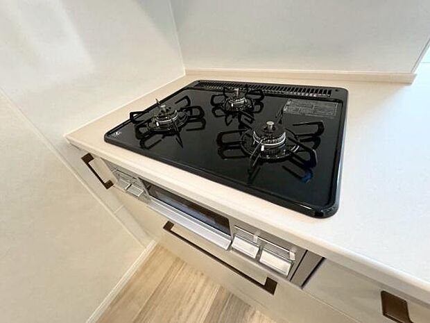 《三口ガスコンロ》 ■毎日料理をする方、家族の分まで作られる方には必須の三口ガスコンロ。同時進行が可能で効率よく、楽しく料理ができます。