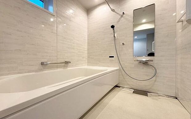 《浴室》　■ゆったり足を伸ばせる浴槽。お子様と一緒でもゆとりの広さ。1日の疲れを癒してくれるバスタイム。