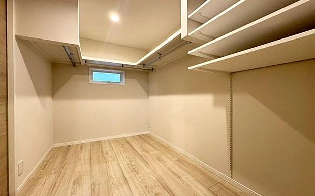 《ウォークインクローゼット》　■大容量のウォークインクローゼットをご用意。