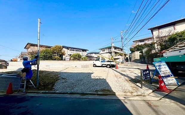 《前面道路》　■前面道路が広く、開放的です。日当たりも良好です。