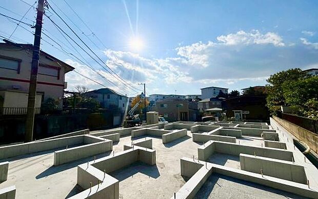 《現地》　■さわやかな風が渡りたっぷり陽光がふりそそぐ立地。