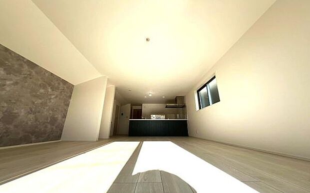 《リビングダイニング》　■ご家族でゆったりとした時間を過ごす場所です。