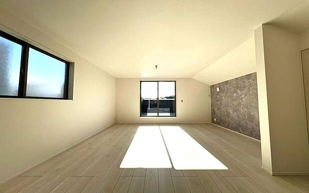 《リビングダイニング》　■開放的で広いリビング。のびのびとくつろげるリビングは、家族のコミュニケーションの場としてみんなが集まる場所に。