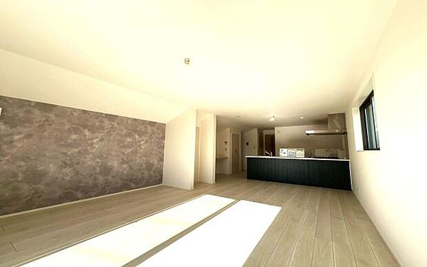 《リビングダイニング》　■上質な時間を育む暮らしのメインステージ。寛ぎとご家族とのコミュニケーションを育む居心地のよい場所。この明るい空間は家族に安らぎを与えて、落ち着いた心地よい空間になるでしょう。