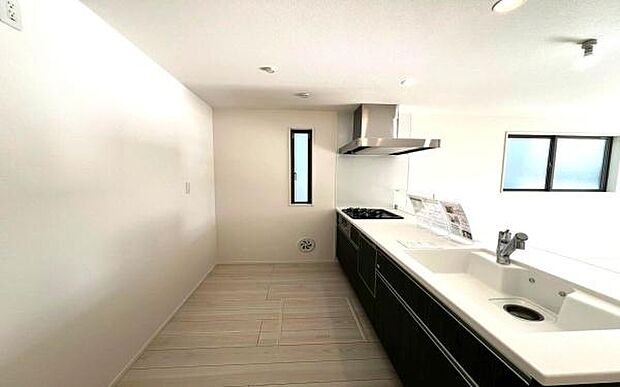 《システムキッチン》　■お手入れしやすくきれいなキッチン。お料理の始めから後片付けまで楽しい時間になりそうです。