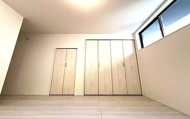 《子供部屋》　■明るい陽の差す居室。子供部屋にもちょうど良さそうですね。