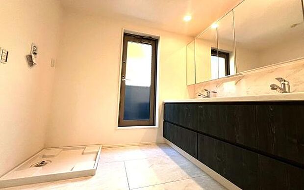 《洗面台》　■朝のバタバタした身支度を支えてくれる洗面所。