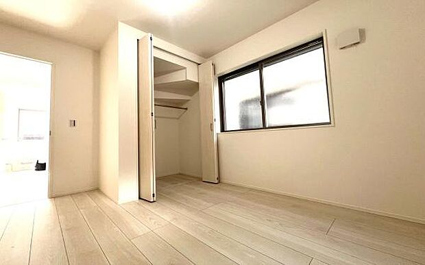 《子供部屋》　■明るい陽の差す居室。子供部屋にもちょうど良さそうですね。