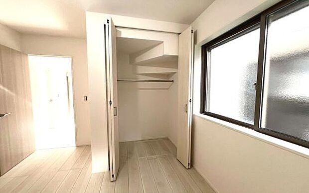 《収納》　■洋服を機能的に収納できるハンガーパイプのほか、帽子やバッグを置ける枕棚も設置。ゆとりあふれる収納空間です。