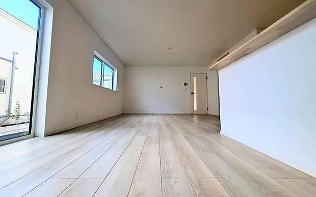 《リビングダイニング》 ■上質な時間を育む暮らしのメインステージ。寛ぎとご家族とのコミュニケーションを育む居心地のよい場所。この明るい空間は家族に安らぎを与えて、落ち着いた心地よい空間になるでしょう。