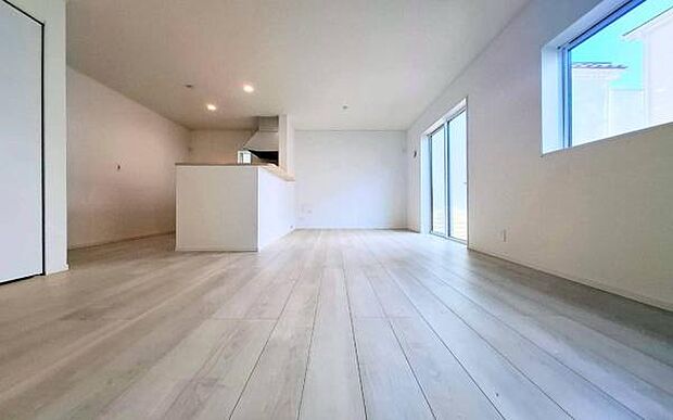 《リビングダイニング》 ■開放的で広いリビング。のびのびとくつろげるリビングは、家族のコミュニケーションの場として、みんなが集まる場所に。