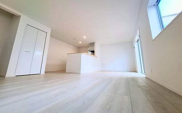 《リビングダイニング》 ■ご家族でゆったりとした時間を過ごす場所です。