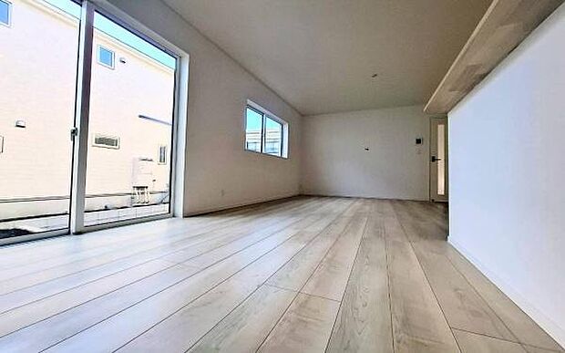 《リビングダイニング》 ■豊かな光が照らすこの場所は、たわいもない会話を楽しみ、ゆったりとした時間を過ごす場所。家族の日常が刻まれる大切な空間です。自然光に溢れるこの空間はリフレッシュにピッタリです。