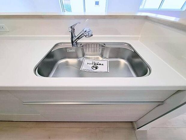 《キッチン》 ■ステンレス製シンク。幅と奥行きがありますので、食器洗時のストレスも減りそうです。