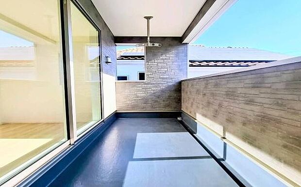 《バルコニー》 ■さわやかな風が通り暖かい光がふりそそぐバルコニー