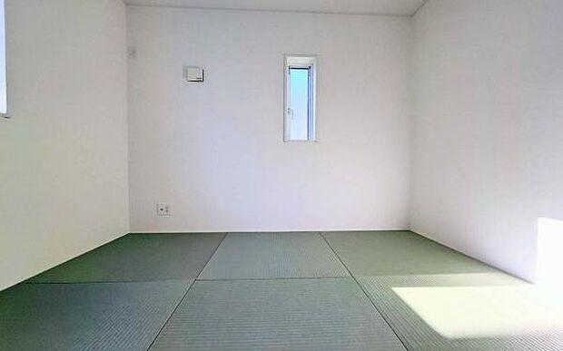 《和室》 ■休日には畳のうえでゴロゴロと、至福の一時。冬にはコタツにミカンでテレビ鑑賞。日本人にはあって嬉しいジャパニーズルームです。