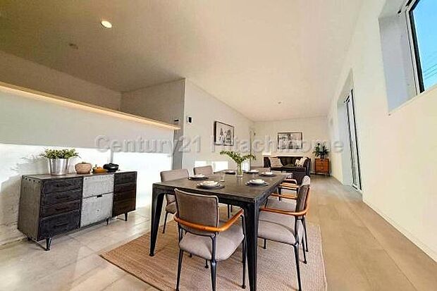 《リビングダイニング》　■本画像は家具や小物の配置をCGで作成しており、実際に現地に家具や小物は置かれておりません。また、価格に家具や小物は含まれておりません。