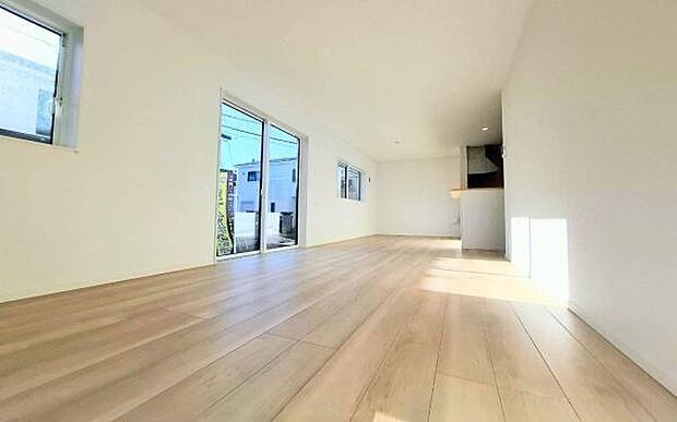 《リビングダイニング》　■開放的で広いリビング。のびのびとくつろげるリビングは、家族のコミュニケーションの場として、みんなが集まる場所に。