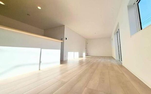 《リビングダイニング》　■家族が自然と集まって、思い思いにくつろぎ、遊び、語らう、やすらぎの空間。