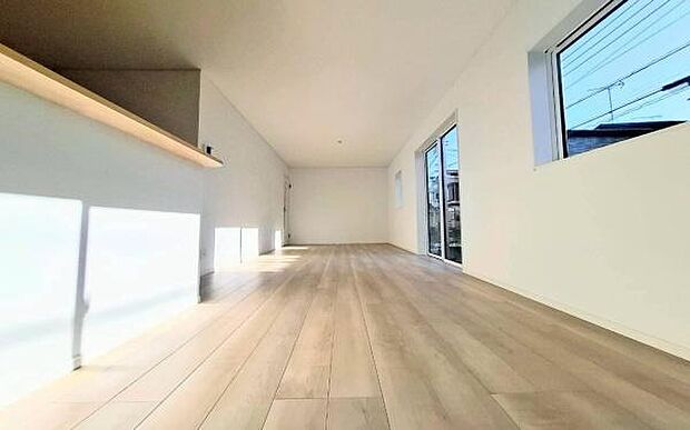 《リビングダイニング》　■ご家族でゆったりとした時間を過ごす場所です。