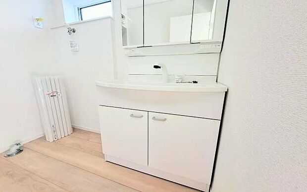 《洗面化粧台》　■使いやすいシャープなデザインの洗面化粧台。