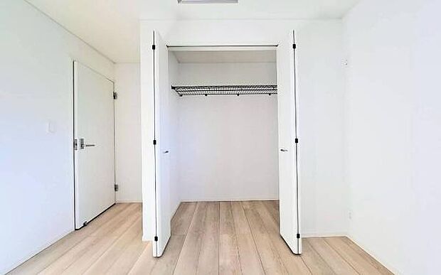 《収納》　■洋服を機能的に収納できるハンガーパイプのほか、帽子やバッグを置ける枕棚も設置。ゆとりあふれる収納空間です。