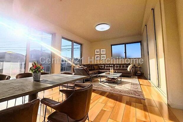 ゆとりを感じさせる上質で明るい空間が、住まう人や訪れる人を心地よく迎え入れてくれます。（本画像家具はCGで作成しており、実際に現地に家具はおかれておりません。また価格に家具は含まれておりません。）