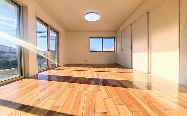 《リビングダイニング》　■家族が自然と集まって、思い思いにくつろぎ、遊び、語らう、やすらぎの空間。