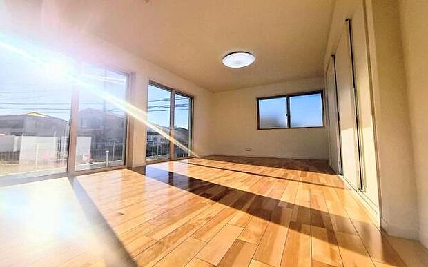 《リビングダイニング》　■豊かな光が照らすこの場所は、たわいもない会話を楽しみ、ゆったりとした時間を過ごす場所。家族の日常が刻まれる大切な空間です。自然光に溢れるこの空間はリフレッシュにピッタリです。