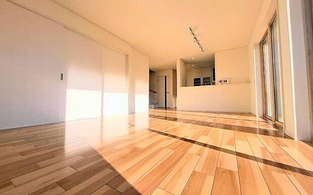 《リビングダイニング》　■開放的で広いリビング。のびのびとくつろげるリビングは、家族のコミュニケーションの場として、みんなが集まる場所に。