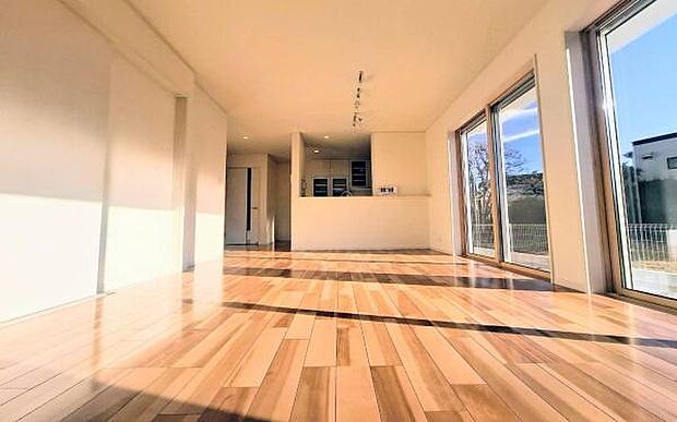 《リビングダイニング》　■ご家族でゆったりとした時間を過ごす場所です。