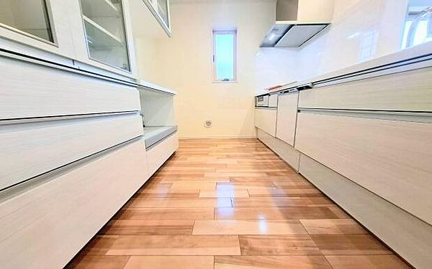 《システムキッチン》　■お手入れしやすくきれいなキッチン。お料理の始めから後片付けまで楽しい時間になりそうです。