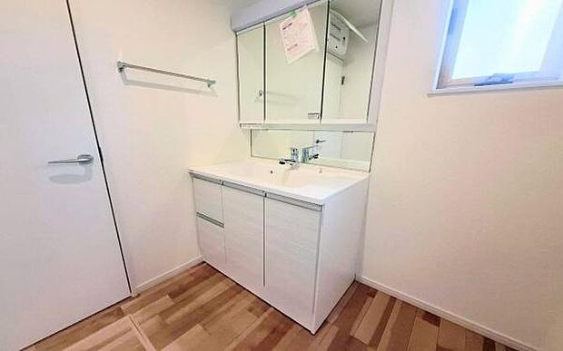 《洗面化粧台》　■使いやすいシャープなデザインの洗面化粧台。