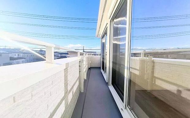 《バルコニー》 ■「青い空」と「白い雲」、「気分が晴れる場所」がここにあります。