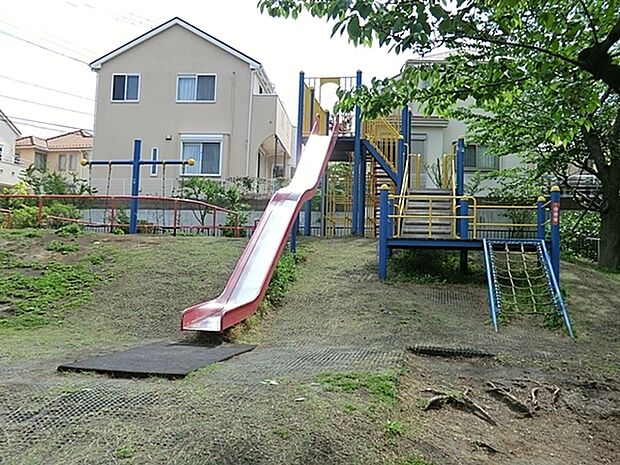 下倉田小松ケ丘公園まで393m、大きな複合滑り台、ジャングルジムから登ったり網から登ったり。 ボール遊びが出来る運動広場も充分な広さ。